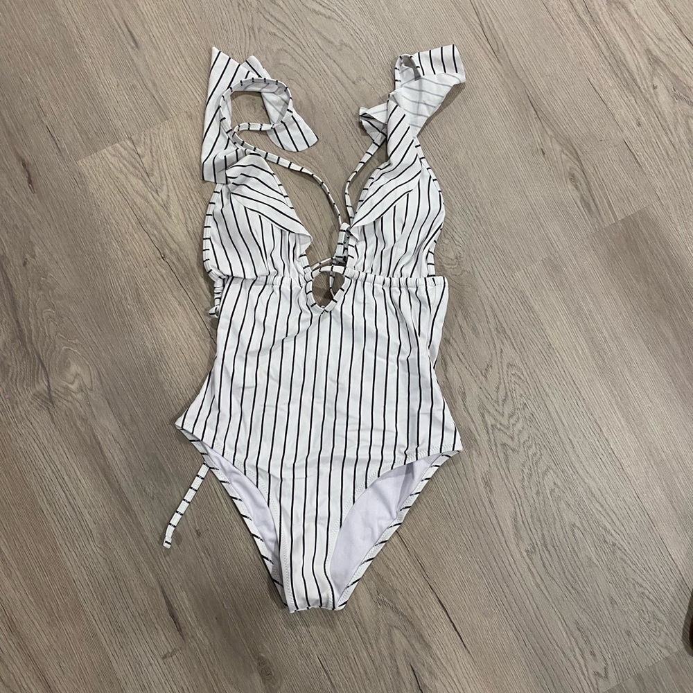 NWT Cupshe striped swimsuit